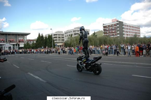 Evenimente greu de uitat. - parca sta pe trotuar,altii nici acolo nu stau asa - Arhiva evenimente 2009