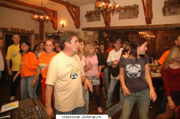 Evenimente greu de uitat. - Fetele nu scapa ocazia sa faca dansul stiute - Arhiva evenimente 2009