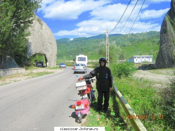 Festivalul cascavelei - Valea Doftanei . Prin tunelul din stanga trecea - Drumetii prin Mioritic