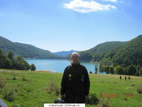 Festivalul cascavelei - Lacul barajului (care se vede in spatele meu in - Drumetii prin Mioritic