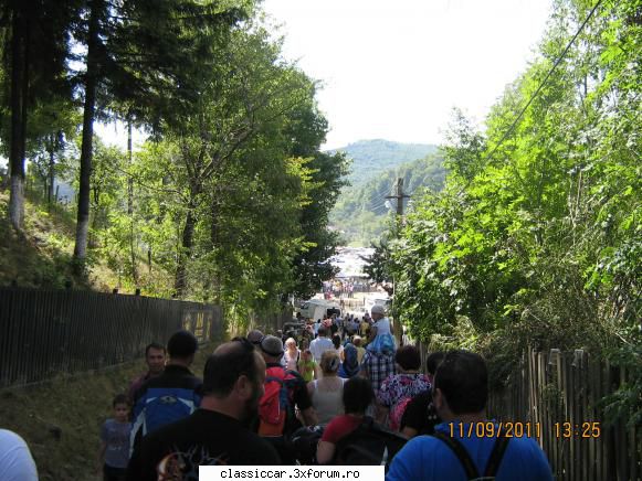 Festivalul cascavelei - Coada de masini ..... Noi suntem lasati sa parcam - Drumetii prin Mioritic