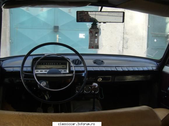 Fiat 124 - Bordul. Se remarca forma volanului si a - Prezentare masini