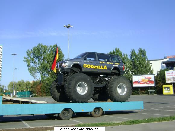 Godzilla - In parcarea de la Iulius-Mall in urma cu 2 - Am vazut prin Cluj-Napoca