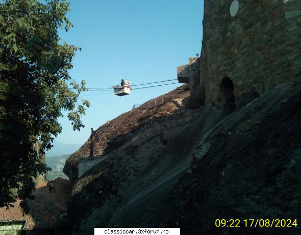 Grecia 2024 (Meteora, Volos, la mare langa Athos) - Popii merg cu funicularul, ca - Drumetii prin Mioritic
