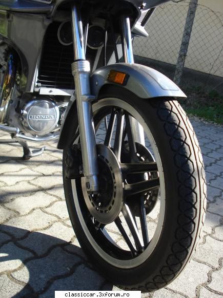 Honda G.L 500 - simeringurile telescoapelor fat� - Prezentare motociclete, motorete si biciclete de colectie