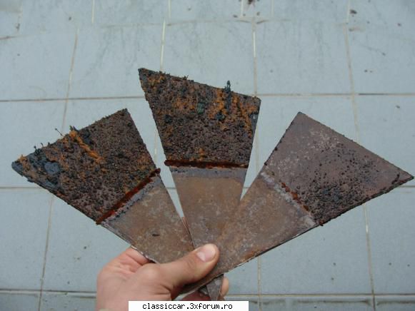 Inlaturarea ruginei prin electroliza - placile oxidate. primele doua au fost pe lateral - Coltul Tehnic