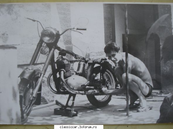 Jawa transformat� - in curs .... cu un prieten - Prezentare motociclete, motorete si biciclete de colectie