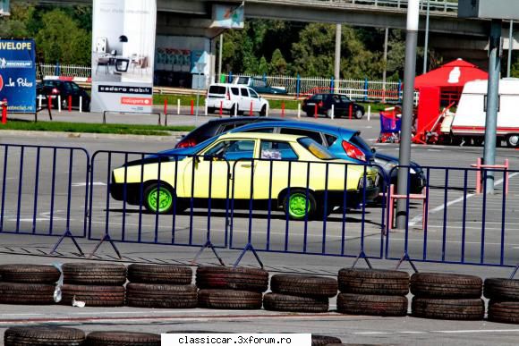 Klausenburg Retro Racing - 19-20 septembrie Cluj - Si o sportiva care era parcata in - Arhiva evenimente 2015