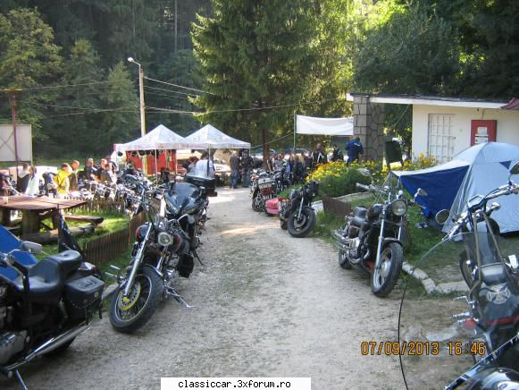 La Rasnov - Intrunire moto la Rasnov . In plan secund pe - Drumetii prin Mioritic