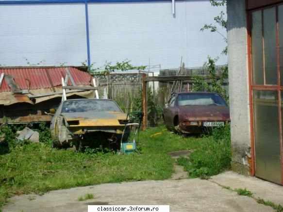 La vanatoare de masinarii vechi - Doua Porsche 924, in curtea unui atelier din - Am vazut prin Cluj-Napoca
