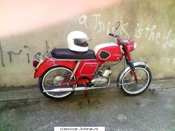 Lateral de cauciucuri moto vopsit ALB - Eu am incercat sa modific putin poza cu motoreta - Coltul Tehnic