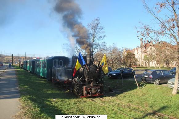 Lectia de istorie . - In fata garii din BRAD. Monument istoric lasat in - Discutii libere