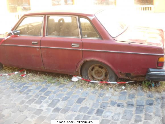 Masini vechi surprinse in Bucuresti - acel volvo este o epava totala,ingropat fo 10 cm - Vanatoarea de epave