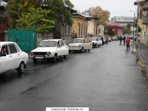 Masini vechi surprinse in Bucuresti - de fapt acilea i se vede mai bine botelnita sade - Vanatoarea de epave