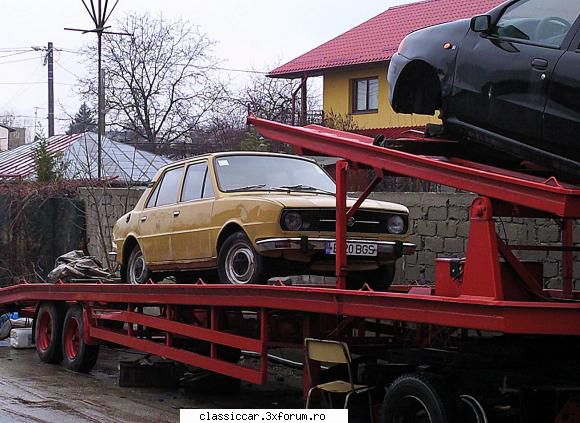 Masini vechi surprinse in Bucuresti - in aceeasi curte pe o platforma (abandonata si ea) - Vanatoarea de epave