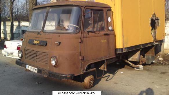 Masini vechi surprinse in Bucuresti - camion Robur in curtea unui depozit pe Bd-ul - Vanatoarea de epave