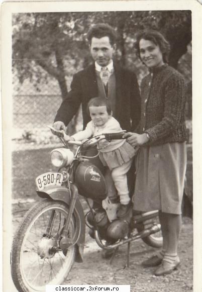 Masinile noastre in carti postale, vederi, poze de familie - tataia cu mamaia si mama(cea - File de istorie