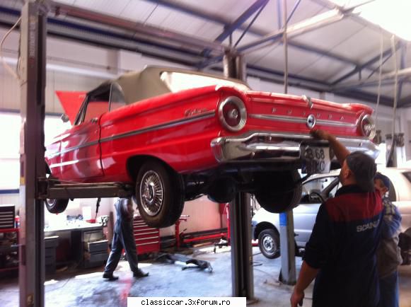 Mercedes W , BMW 525 E12 si altele - Tot cea rosie pe elevator. Ii demontau motorul si - Prezentare masini