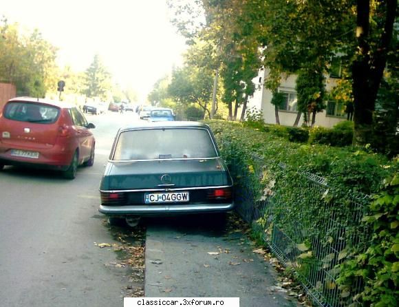 Mercedes W115 "Bot de cal" uitata de vreme... - Are capota putin indoita, dar - Am vazut prin Cluj-Napoca