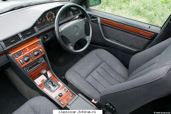 Mercedes W124 T-model - In momentul in care aplic lemnul pe fata de usa - Prezentare masini