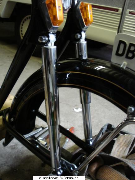 Mobra - cu suruburile prezoanelor de fixare - Prezentare motociclete, motorete si biciclete de colectie