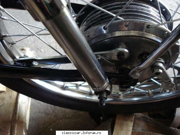 Mobra - repunerea rotii fat� ...la locul ei - Prezentare motociclete, motorete si biciclete de colectie
