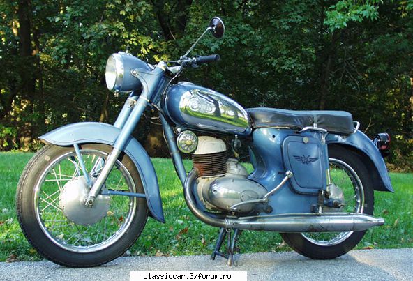 Motocicleta Balkan - O poza cu una gata restaurata - Prezentare motociclete, motorete si biciclete de colectie