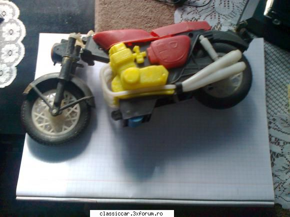 Motocicleta plastic romaneasca - Aici se vede furca rupta - Modelism si machetute