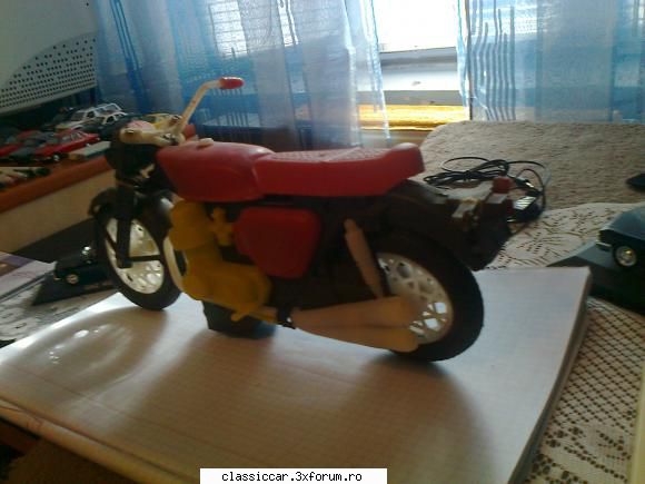 Motocicleta plastic romaneasca - Mai lipseste si o semnalizare pe stanga spate - Modelism si machetute