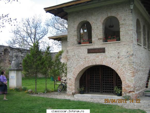 Muzeul Brebu - Intrarea in crama - Drumetii prin Mioritic
