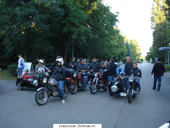 Noaptea muzeelor Kecskem�t - gasca bi si triciclistilor ....puf�itori de fum - Arhiva evenimente 2018