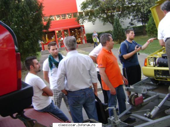 OLDTIMER EXPO Budapesta Aprilie - Multimea care il assalteaza pe Adi, cu intrebari - Arhiva evenimente 2012