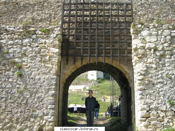 O raita la Cetatea Rasnov - cati vor fi trecut prin aceste porti (unde - Drumetii prin Mioritic