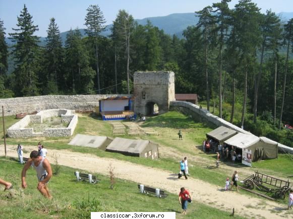 O raita la Cetatea Rasnov - curtea interioara unde erau adapostite - Drumetii prin Mioritic
