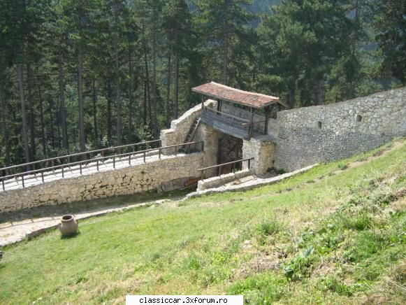 O raita la Cetatea Rasnov - alta poarta de intrare , aparata de - Drumetii prin Mioritic
