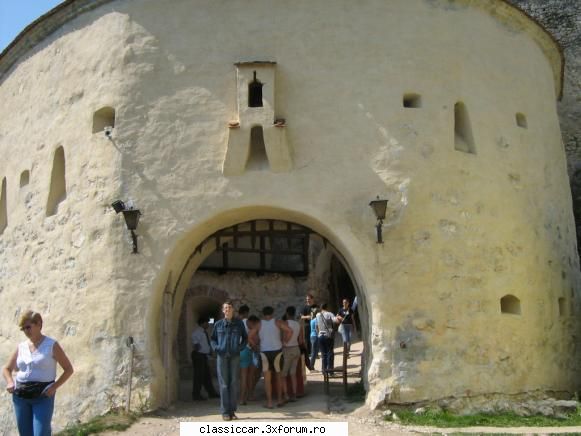 O raita la Cetatea Rasnov - poarta exterioara a Cetatii - Drumetii prin Mioritic