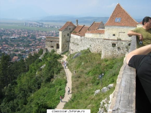 O raita la Cetatea Rasnov - o parte din zidurile de incinta exterioare cu - Drumetii prin Mioritic