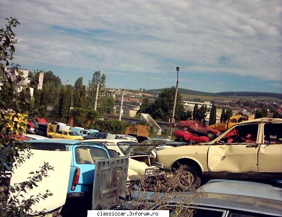 Poze din Remat Cluj-Napoca - Un Trabant Combi si in fundal se vede o Dacie - Rust In Peace