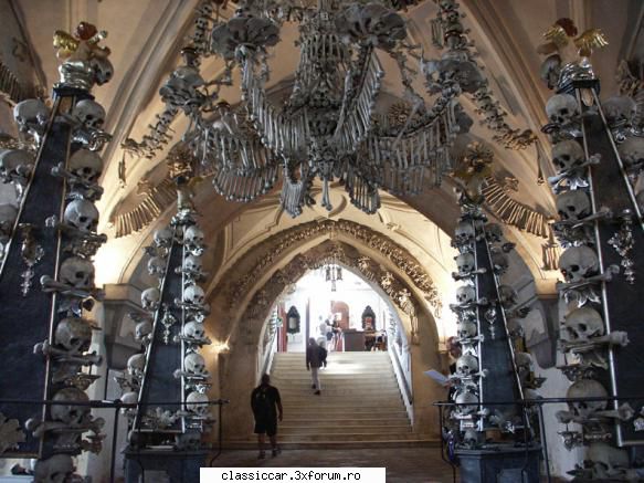Poze... inedite! - Interesante statuete si candelabre sunt in templu - Coltul vesel