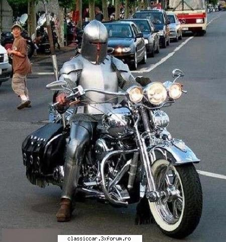 Poze... inedite! - un nou costum pentru protectia motociclistilor - Coltul vesel