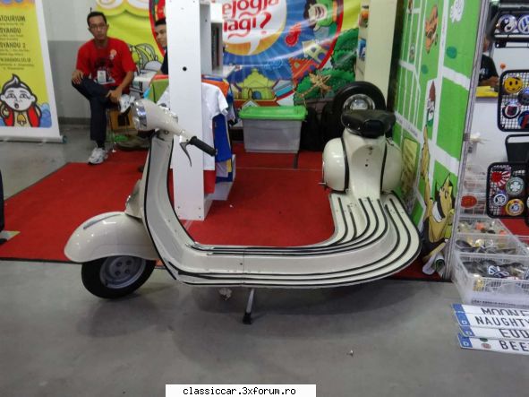 Poze... inedite! - O Vespa, pentru cei care locuiesc pe coltul - Coltul vesel