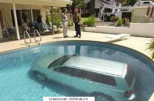 Poze... inedite! - A uitat sa curete piscina angajatul sefului. PS - Coltul vesel