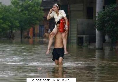 Poze... inedite! - La inundatii toata lumea salveaza ce are mai de - Coltul vesel