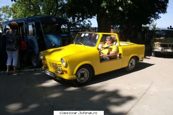 Poze si filmulete Satu Mare - 5-6 IUNIE. 2010 - Trabant Cabrio - in fundal Dacia lui - Arhiva evenimente 2010