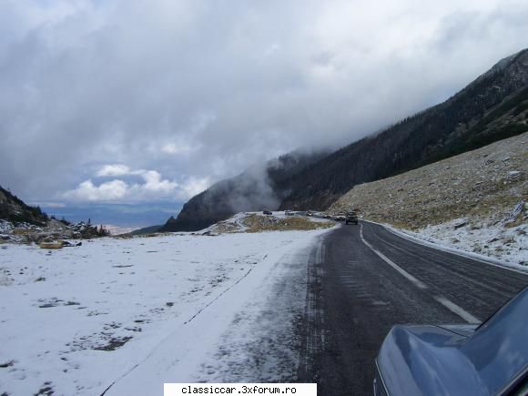 Raid Transfagarasan 2011 - si de iarna.... in spate colegii care urcau pe - Arhiva evenimente 2011