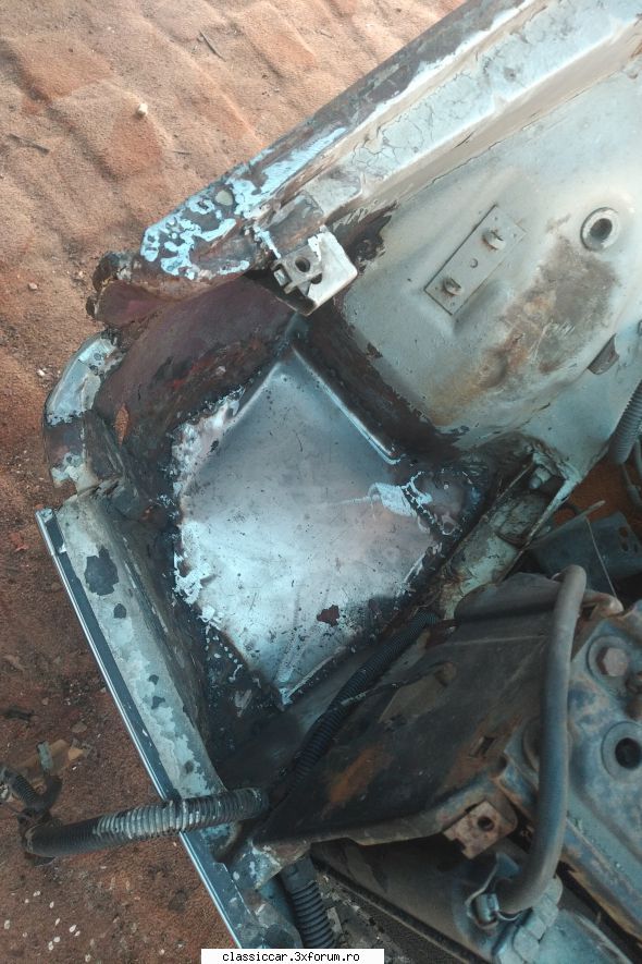 Renault 18 din 1985 - Si tavita bateriei, aripa interioară dreapta - Prezentare masini