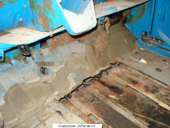 Restaurare Citroen 2 CV albastru - podeaua ... m�ncat� de rugin� - Reconditionari si Restaurari