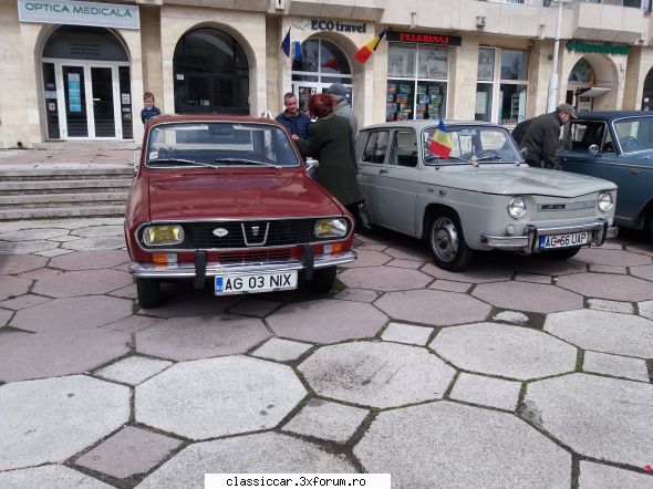 Retroparada primaverii Campulung Muscel 2017 - Doi batranei , fascinati de faptul ca - Arhiva evenimente 2017