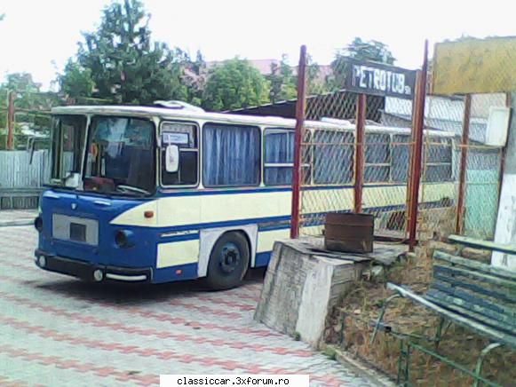 Roman, judetul Neamt - UN bus Roman, in curtea liceului cu program - Am vazut prin Romania