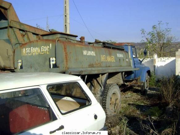 SR - Autocamioanele Steagul Rosu - Un SR cisterna, langa Oser, unde tin cainii, cei - File de istorie